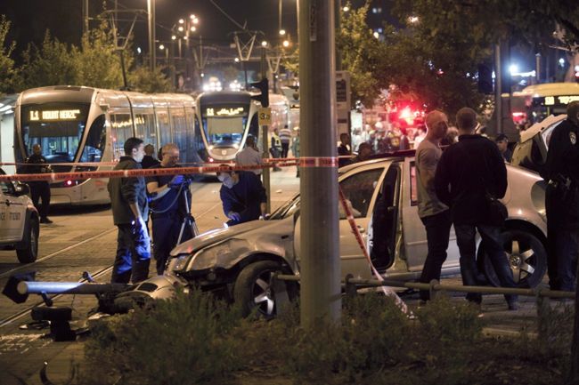 Izrael: Palestyński zamachowiec wjechał w tłum