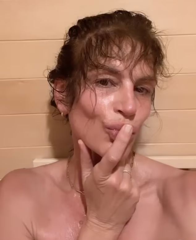 Cindy Crawford bez makijażu w saunie