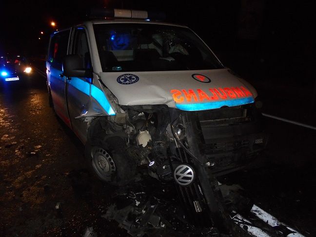 Zderzenie karetki z innymi pojazdami w miejscowości Rudka
