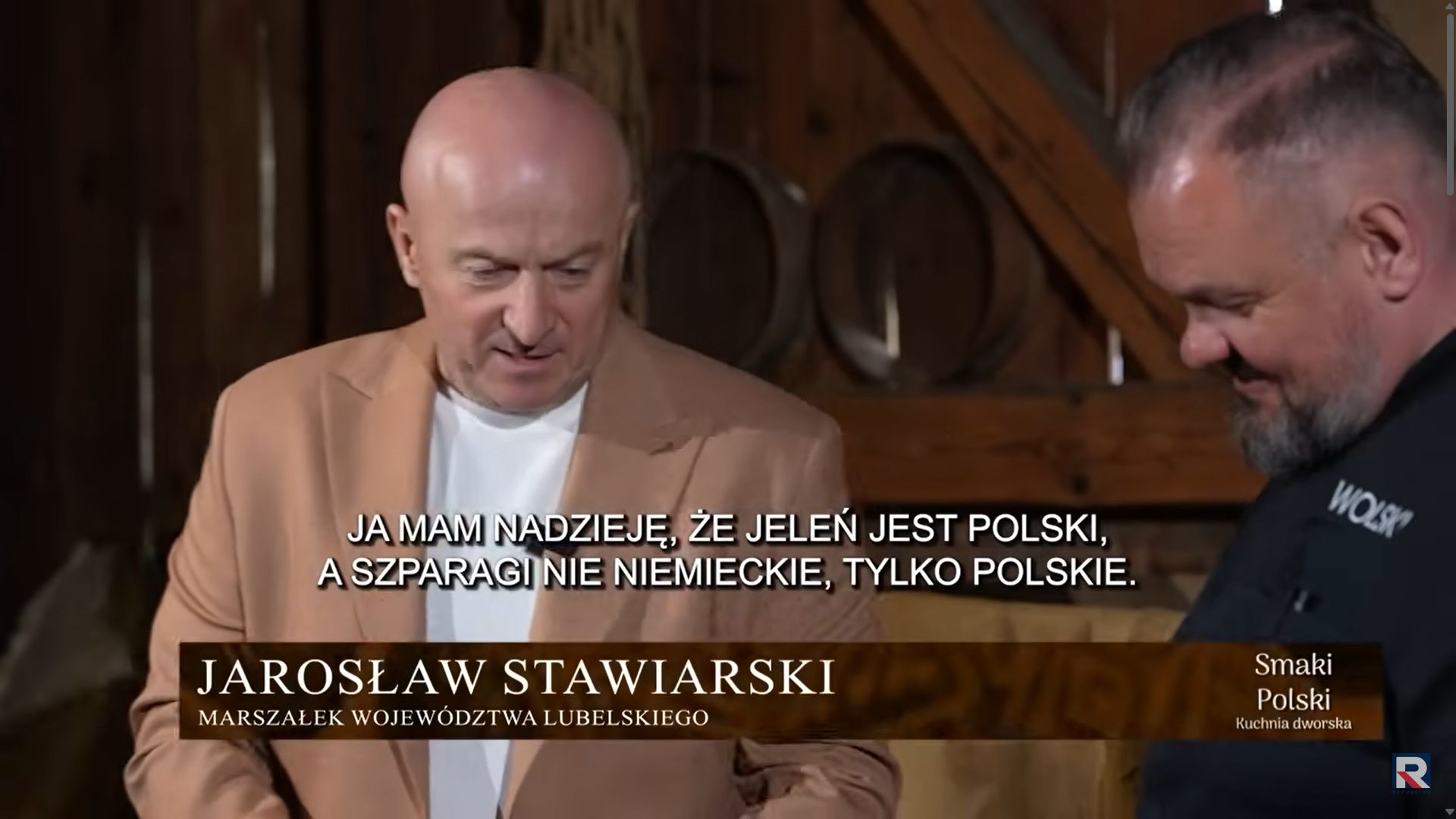 Marszałek Jarosław Stawiarski smakuje potrawę w programie "Smaki