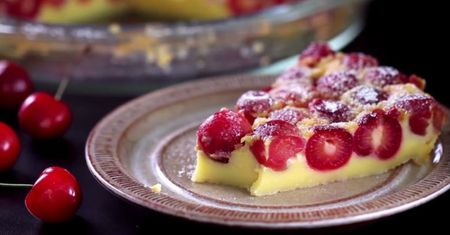 Clafoutis z wiśniami stanie się Twoim ulubionym deserem tego lata. Banalnie proste w przygotowaniu!