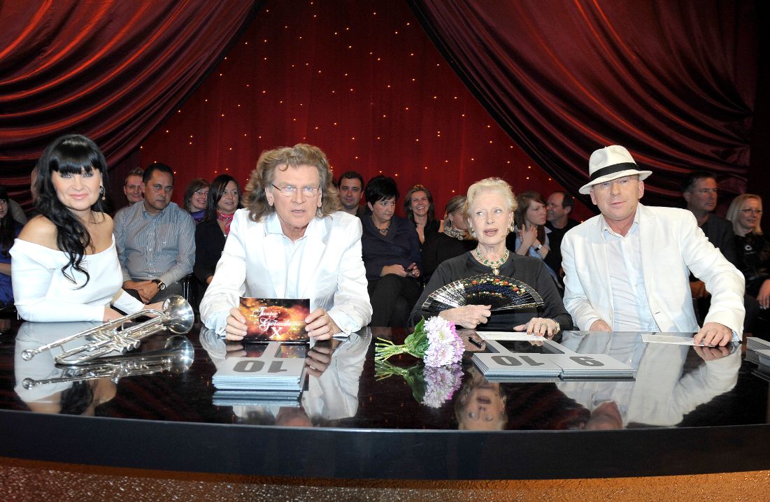 Iwona Pavlović, Zbigniew Wodecki, Beata Tyszkiewicz i Piotr Galiński jako jurorzy w "Tańcu z gwiazdami", 2009 r. (AKPA)