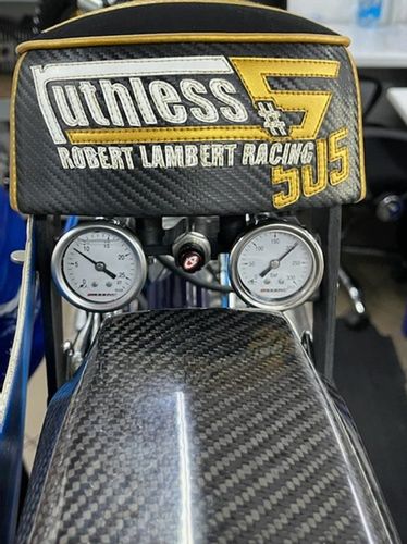Zdjęcie siodełka w motocyklu Roberta Lamberta z dwoma wskaźnikami