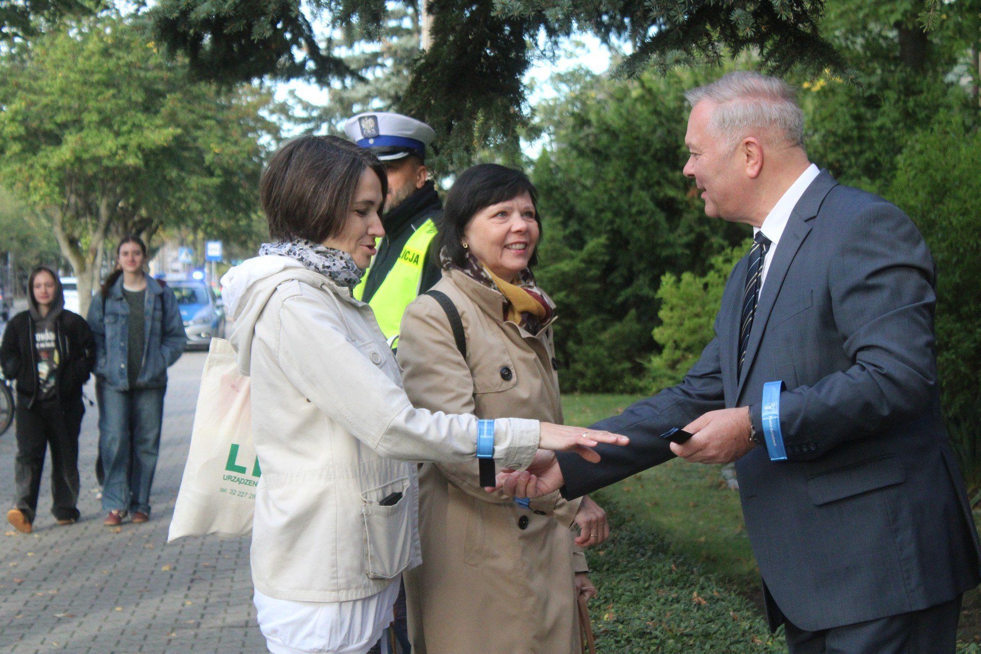 Bełchatów. Odblaski ratują życie - wspólna akcja Policji i Starostwa Powiatowego