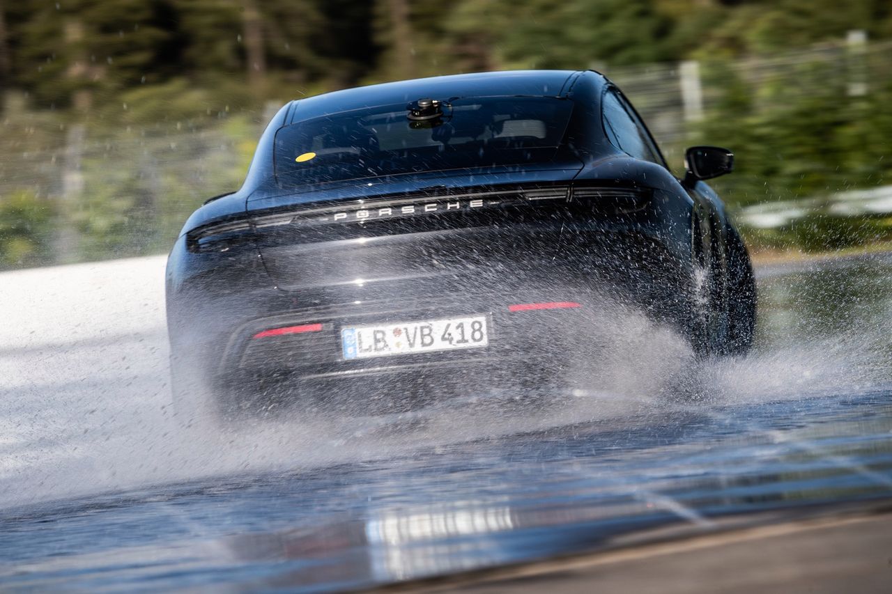 Porsche Taycan driftem „wjeżdża” do Księgi Rekordów Guinnessa