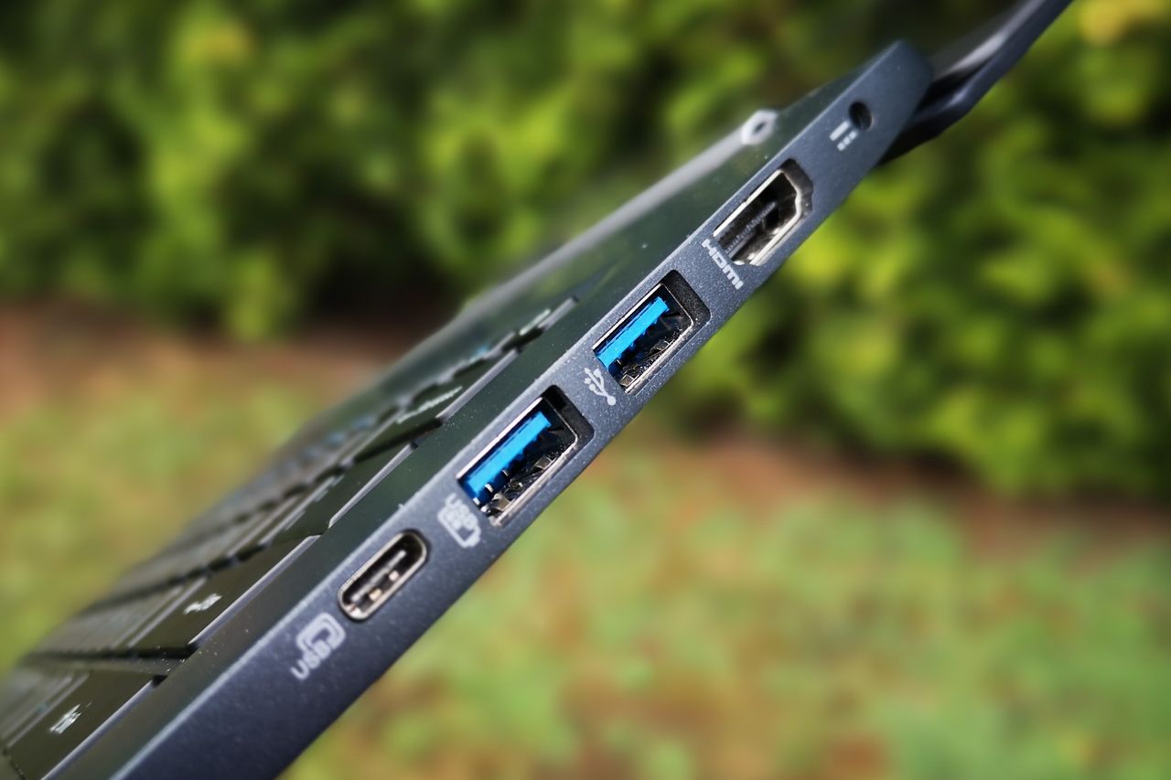 Prawy bok urządzenia to większość portów, w tym USB-C i HDMI.
