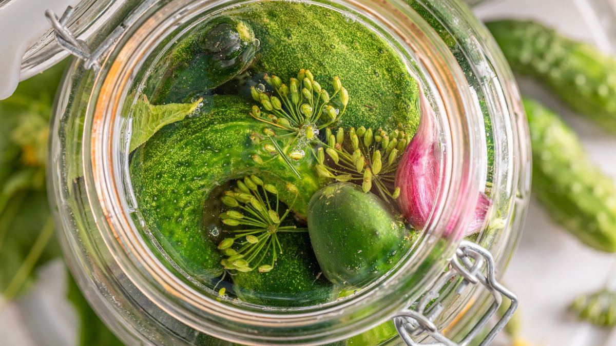 Czym zastąpić chrzan w ogórkach kiszonych?