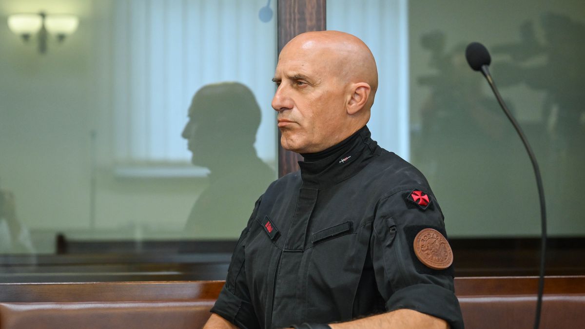 Gdańsk, 02.09.2026. Oskarżony Wojciecha Olszański na sali rozpraw Sądu Apelacyjnego w Gdańsku, 2 bm. Sąd wydał wyrok w procesie odwoławczym Wojciecha Olszańskiego ps. Jaszczur, oskarżonego o nawoływanie do nienawiści na tle różnic narodowościowych i etnicznych oraz napaść z powodu ksenofobii, rasizmu. Wydany w pierwszej instancji 20 maja 2025 r. przez Sąd Okręgowy w Toruniu wyrok 2 lat ograniczenia wolności, polegającego na obowiązku wykonywania nieodpłatnej, kontrolowanej pracy na cele społeczne, został złagodzony do półtora roku. (jm) PAP/Adam Warżawa *** JEST ZGODA NA PUBLIKACJĘ WIZERUNKU I DANYCH OSOBOWYCH OSKARŻONEGO! *** ***Do tego materiału zdjęciowego dostępna jest również depesza w systemie CSI, pt.: Gdańsk/ Rozpoczął się proces apelacyjny Wojciecha Olszańskiego, ps. Jaszczur (krótka)***