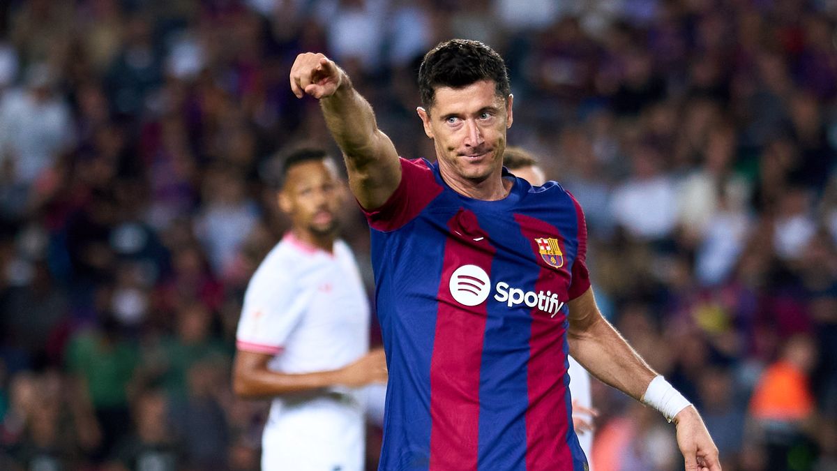 Zdjęcie okładkowe artykułu: Getty Images / Alex Caparros / Robert Lewandowski w koszulce FC Barcelony