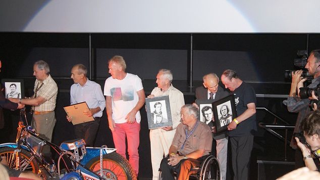 Józek Jarmuła, Zenek Plech, Wojtek Żabiałowicz, Andrzej Wyglenda, Paweł Waloszek, Jerzy Rembas, niżej siedzi Boguś Nowak - fot. z prywatnego zbioru Andrzeja Wyglendy