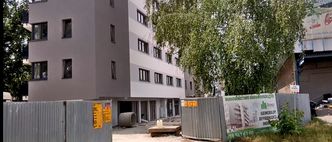 Blok mieszkalny jako "nadbudówka garażu". W Krakowie to możliwe