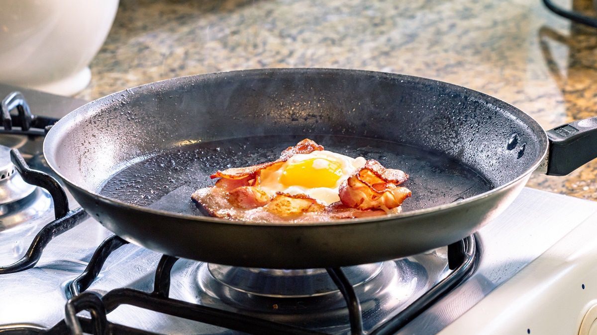 Normalne czyszczenie patelni nie zapobiegnie przywieraniu.