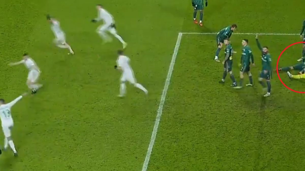 Twitter / Canal+ Sport / Na zdjęciu: Artur Boruc rzucił piłką w Mateusza Wieteskę