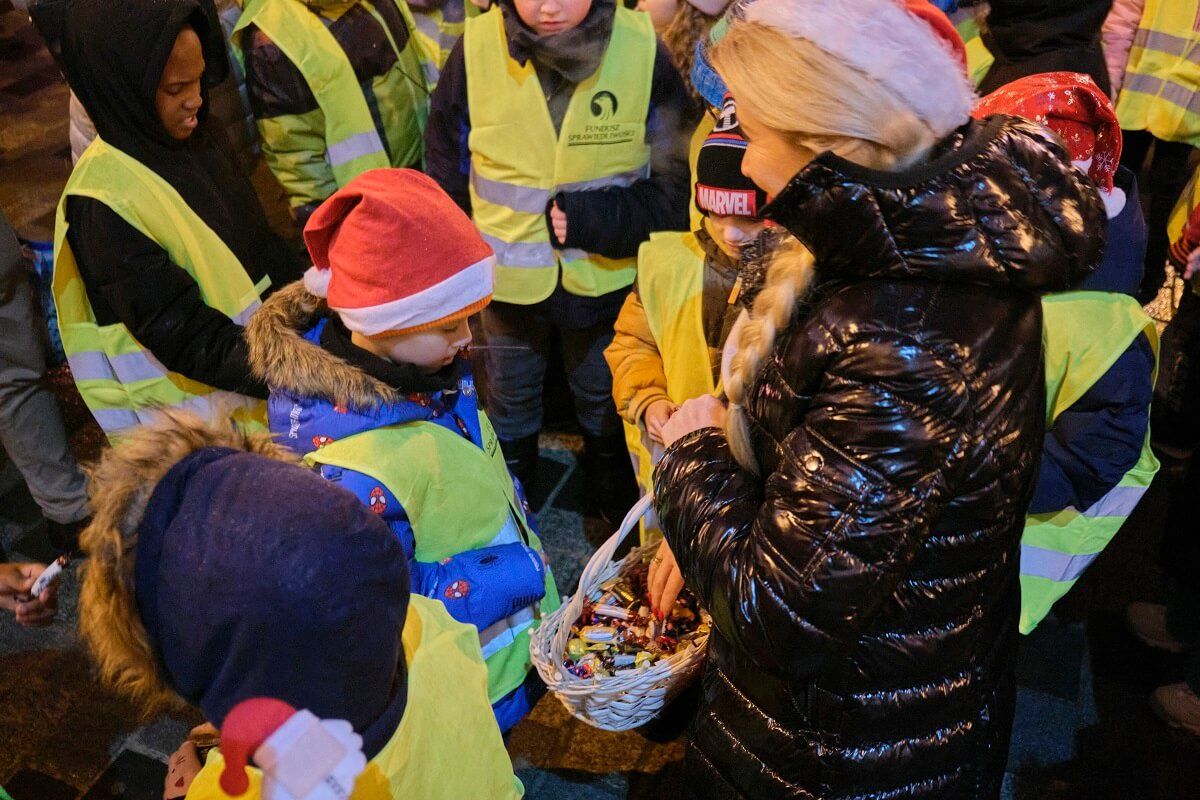 Marta Wcisło rozdająca cukierki dzieciom