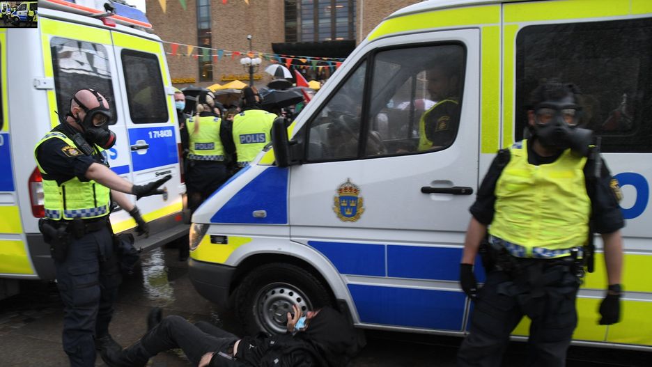 Policja ze Sztokholmu pracuje nad sprawą dwóch wybuchów, do których doszło w dwóch dzielnicach miasta