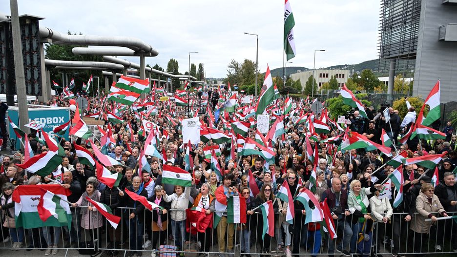 Participants wave national flags during a demonstration organised by the Hungarian opposition Tisza Party against public media at the MTVA headquarters in Budapest, Hungary, 05 October 2024. EPA/SZILARD KOSZTICSAK HUNGARY OUT Dostawca: PAP/EPA.
