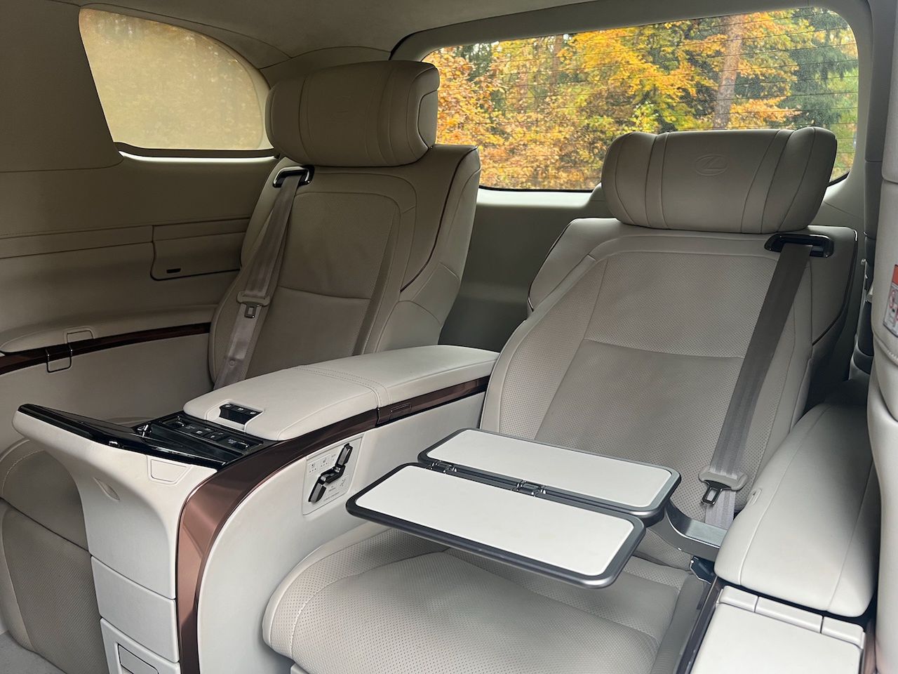 Lexus LM 350h AWD 