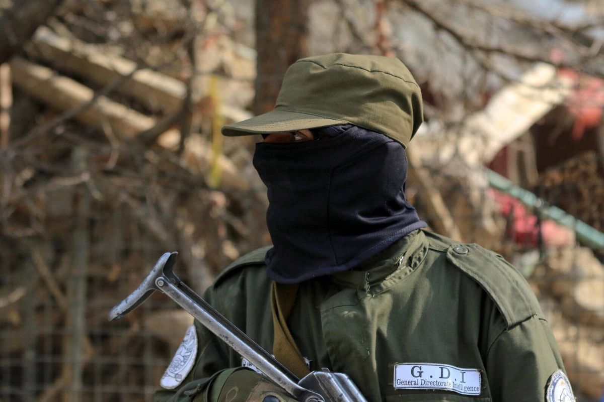 Talibscy funkcjonariusze bezpieczeństwa kontrolują miejsce operacji przeciwko domniemanej kryjówce ISIS w Kabulu, Afganistan, 14 lutego 2023 r.