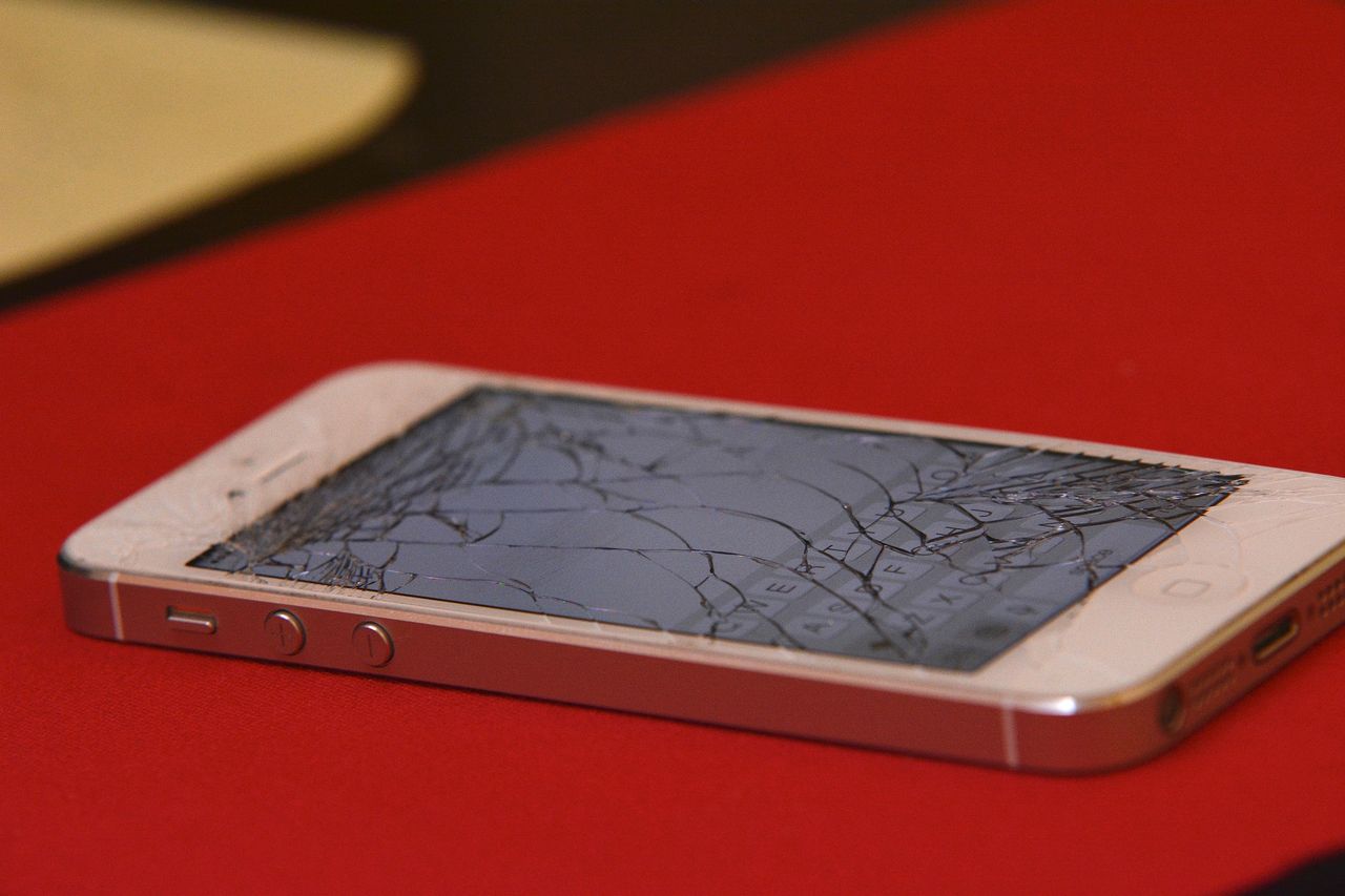 Czy opłaca się naprawiać uszkodzony ekran smartfonu?