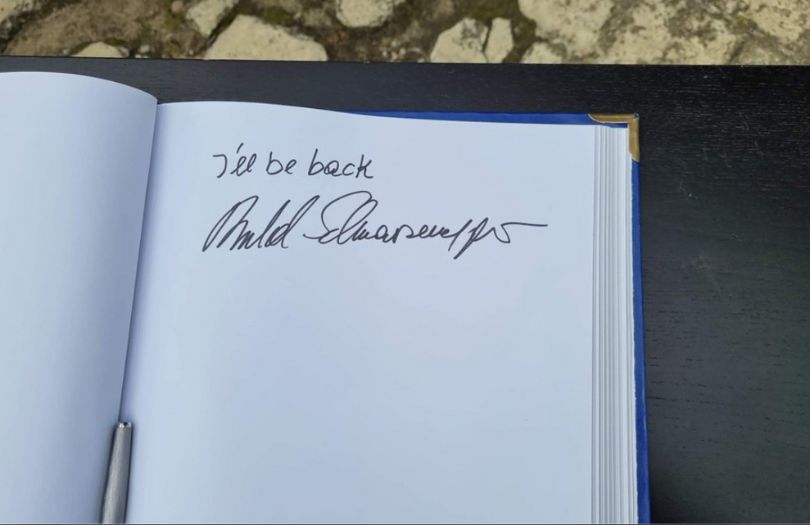 Arnold Schwarzenegger odwiedził Auschwitz. Jego wpis w księdze pamiątkowej budzi kontrowersje