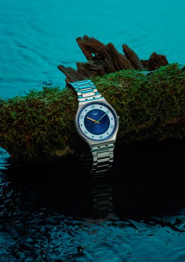 SPLASH DANCE
SKIN IRONY, teksturowana tarcza w metalicznym niebieskim kolorze i rozmiarze 42 mm, koperta i bransoleta ze stali nierdzewnej