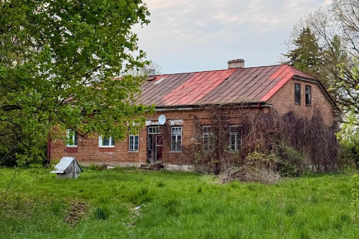 Okoliczni mieszkańcy pamiętają czasy, gdy w budynku była szkoła