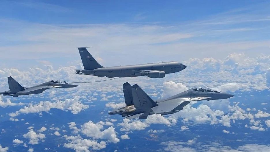 Tankowanie w locie Su-30MKM, które należą do Malezji