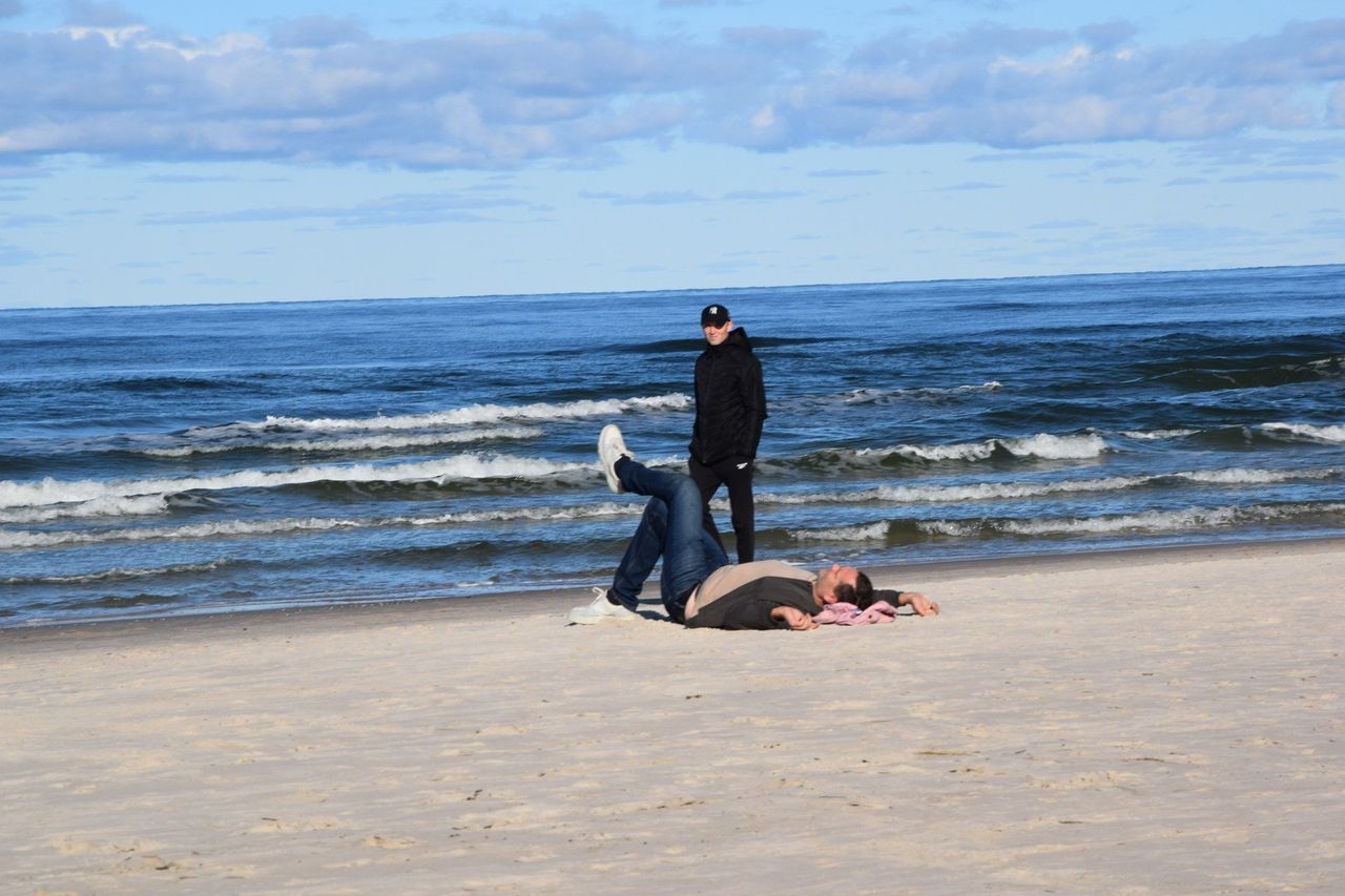 Łeba: Plaża pełna spacerowiczów! Tak wygląda październikowy "chill" nad Bałtykiem. Słońce, plaża i pełny luz!