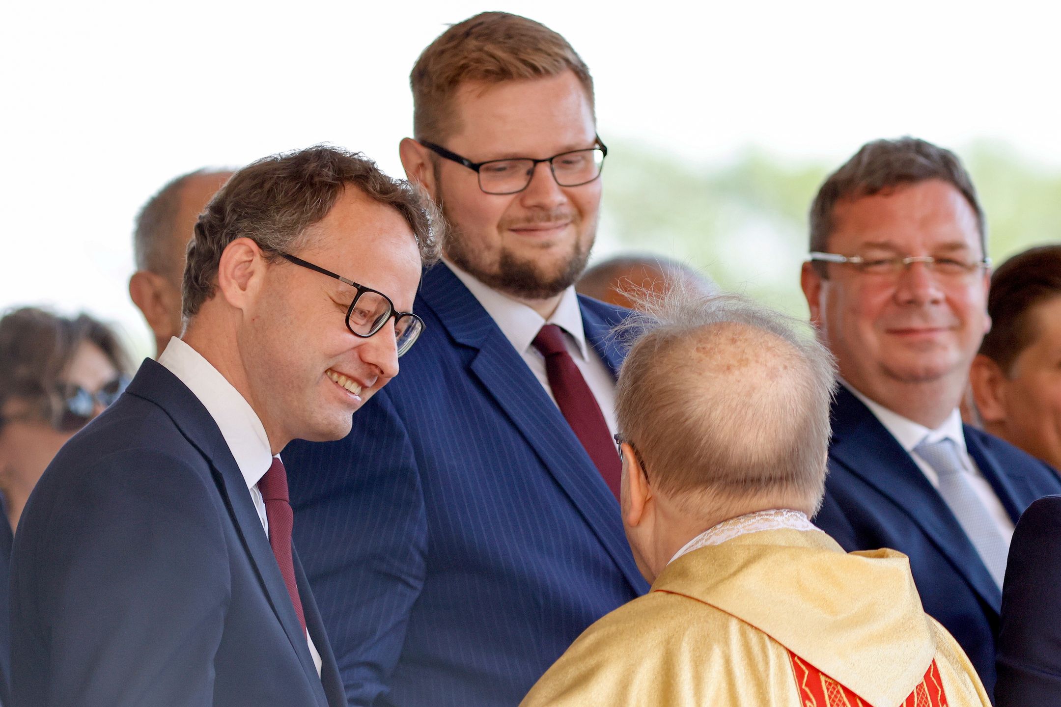 Częstochowa, 14.07.2024. Posłowie PiS Marcin Romanowski (L), Michał Woś (2L) i Michał Wójcik (P) oraz dyrektor Radia Maryja o. Tadeusz Rydzyk (2P-tyłem) podczas XXXIII Pielgrzymki Rodziny Radia Maryja na Jasnej Górze, 14 bm. (jm) PAP/Waldemar Deska