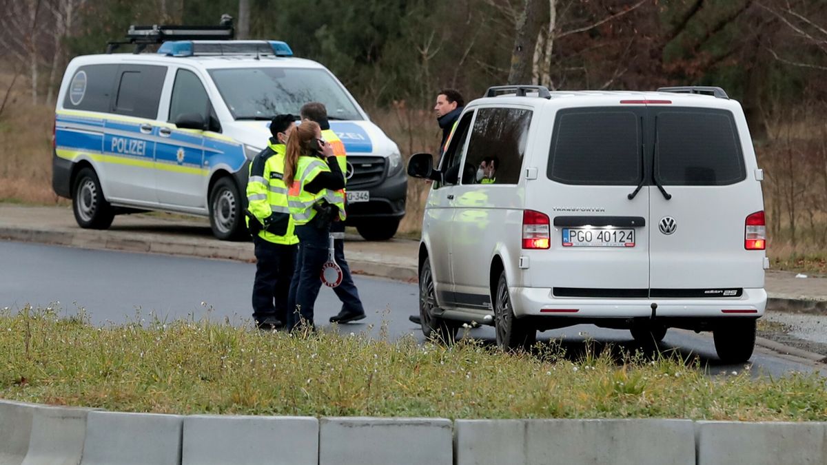 Przej?cie graniczne Lubieszyn-Linken
LUBIESZYN ZACHODNIOPOMORSKIE  16 12 2020  PRZEJSCIE GRANICZNE W LUBIESZYNIE W ZACHODNIOPOMORSKIEM GDZIE W ZWIAZKU Z PONOWNYM TWARDYM LOCKDOWNEM W NIEMCZECH TAMTEJSZA POLICJA I STRAZ GRANICZNA KONTROLUJA WSZYSTKICH WJEZDZAJACYCH I WYJEZDZAJACYCH Z NIEMIEC  FOT. ANDRZEJ SZKOCKI / POLSKA PRESS
ANDRZEJ SZKOCKI/POLSKA PRESS