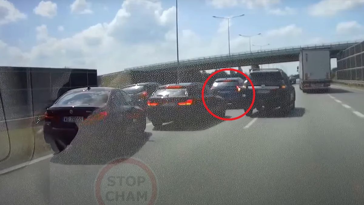 Mężczyzna chciał "nauczyć" jazdy hamując nagle przed innym autem 