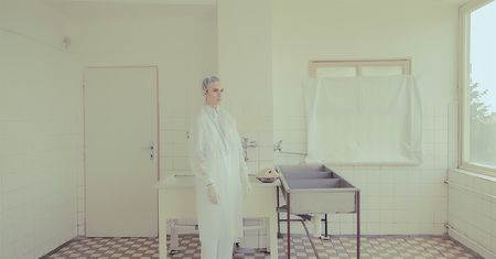 Pastelowa estetyka inspirowana  komunistyczną Czechosłowacją w projekcie "Plastic World" Márii Švarbovej