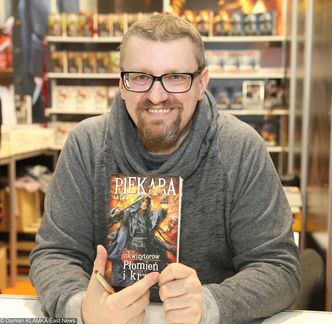 Piekara idzie w ślady Sapkowskiego. The Dust ma list intencyjny z pisarzem