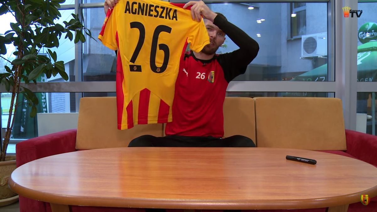 WP SportoweFakty / KoronaTV / Na zdjęciu: Bartosz Rymaniak z koszulką dla Agnieszki Chylińskiej