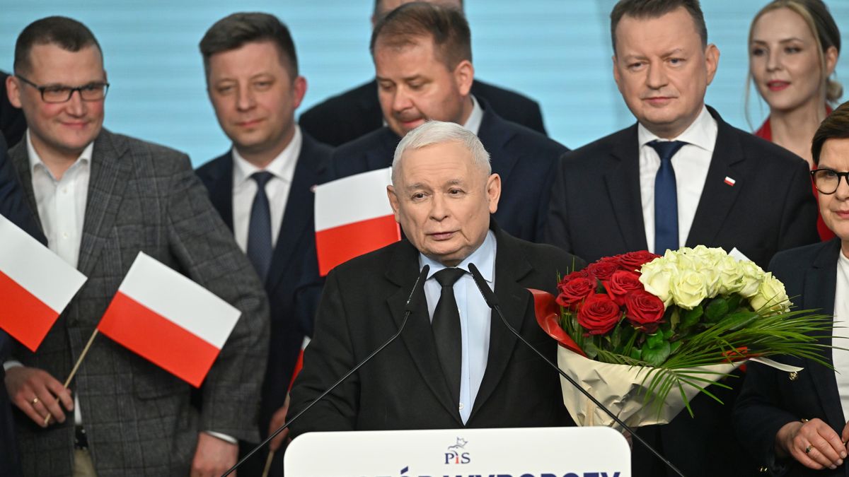 Warszawa, 07.04.2024. Wybory samorządowe 2024. Prezes PiS Jarosław Kaczyński (C) przemawia w siedzibie Prawa i Sprawiedliwości przy ul. Nowogrodzkiej w Warszawie, 7 bm. Zakończyły się wybory samorządowe. (jm) PAP/Radek Pietruszka