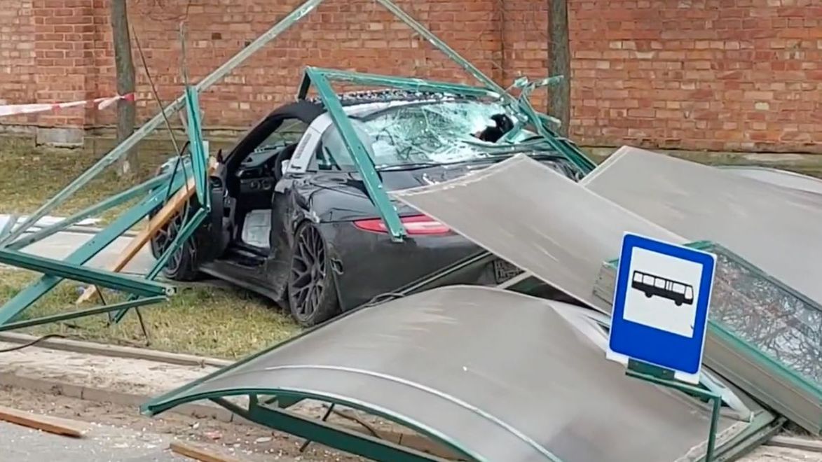 Porsche uderzyło o przystanek autobusowy w Łodzi 