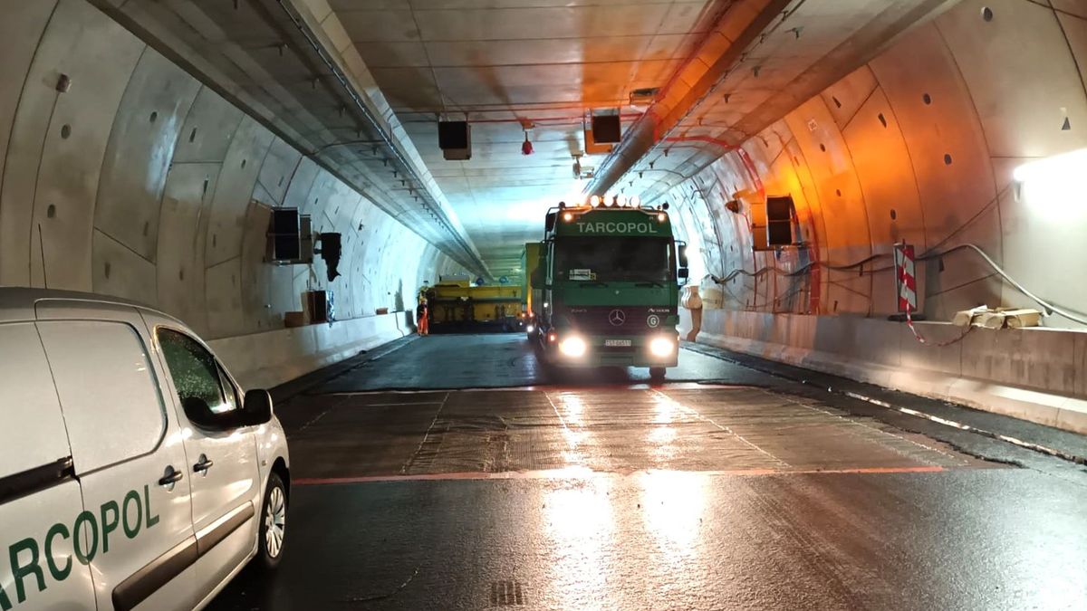 Układanie nawierzchni asfaltowej w tunelu pod Świną