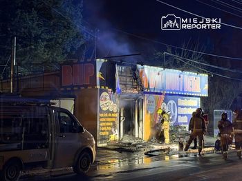 Milanówek: Pożar sklepu z artykułami BHP. Ogień wychodził przez okno