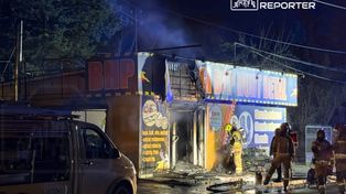 Milanówek: Pożar sklepu z artykułami BHP. Ogień wychodził przez okno