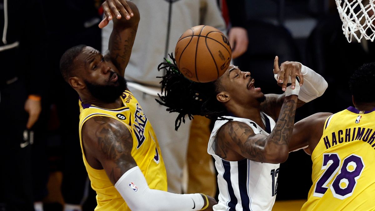 PAP/EPA / ETIENNE LAURENT / Na zdjęciu: Koszykarze podczas meczu NBA.