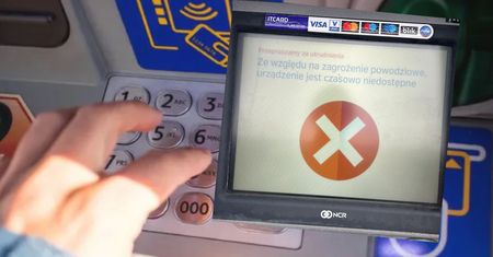 Chciała wypłacić gotówkę. Taki komunikat pokazał bankomat