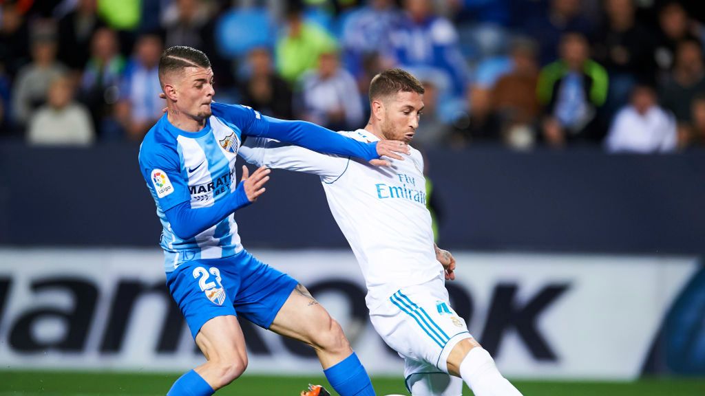 Getty Images / Aitor Alcalde / Maxime Lestienne (Malaga CF) i Sergio Ramos (Real Madryt) walczą o piłkę