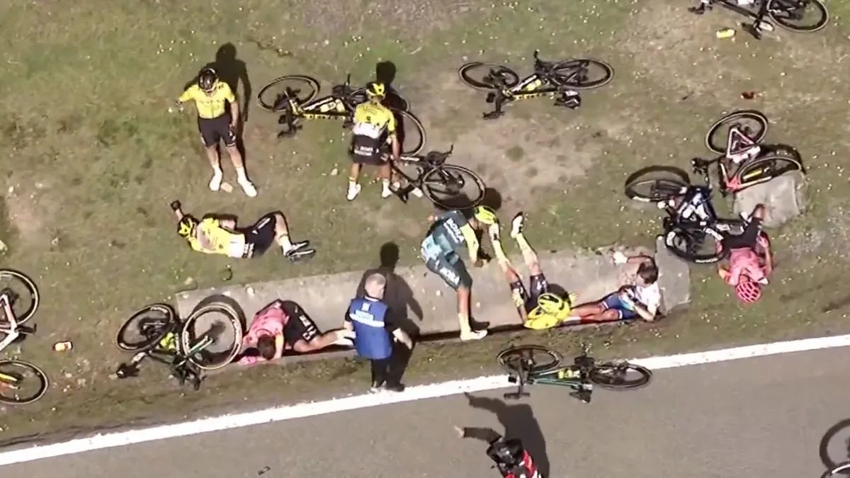 Twitter / Na zdjęciu: kraksa podczas wyścigu Dookoła Kraju Basków