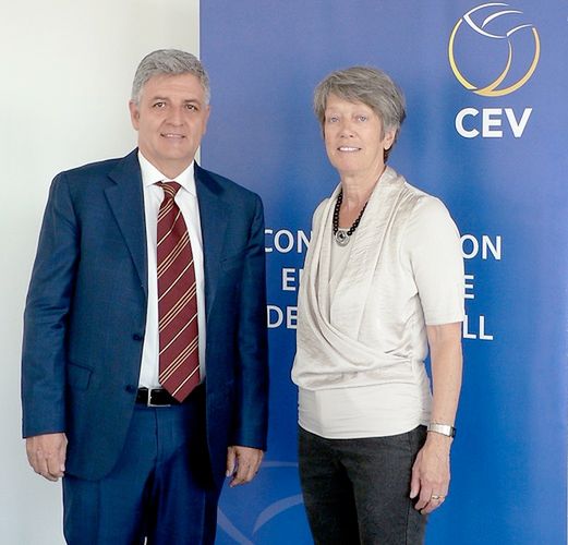 Giuseppe Cormio z Riet Ooms, Przewodniczącą Komisji Europejskich Pucharów i członiki zarządu CEV | fot. cev.lu