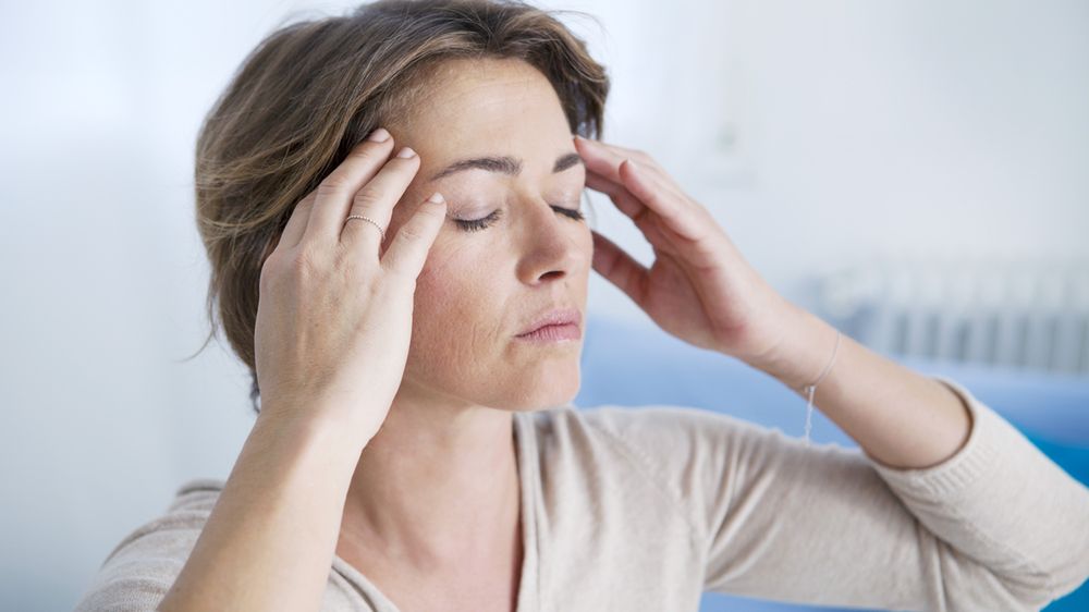 Objawy schizofrenii to między innymi zaburzenia pamięci i koncentracji, problemy z logicznym myśleniem oraz urojenia 