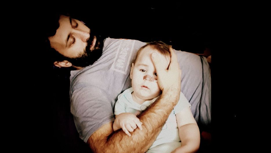 "Mówili, że Bóg mnie pokarał". Tata niepełnosprawnego Bruna o ojcostwie