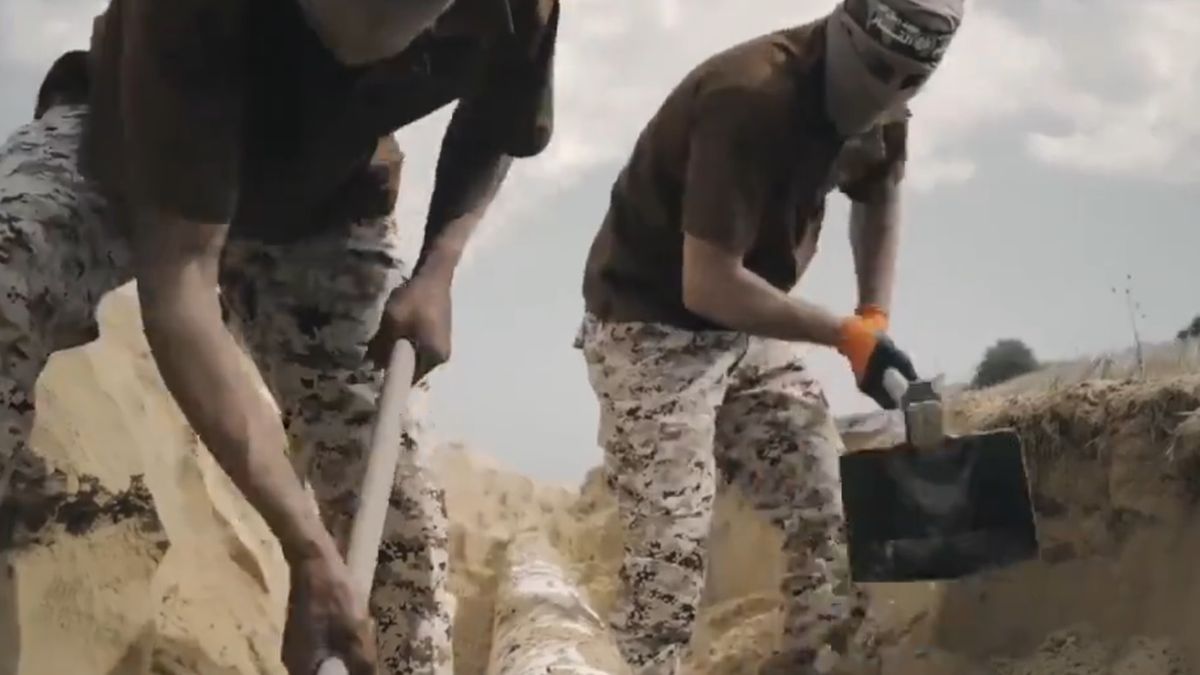 Bojownicy Hamasu odkopujący rury wodociągowe.