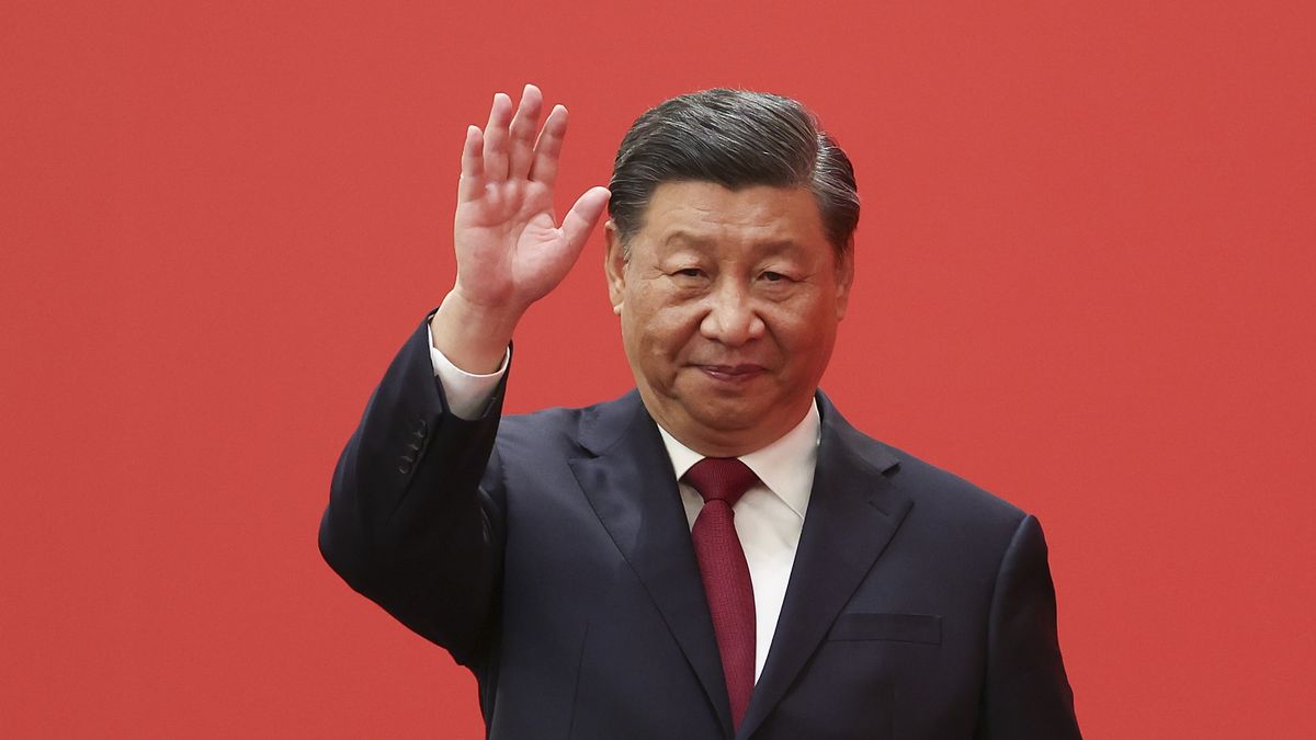 BEIJING, CHINA - OCTOBER 23: Chinese President Xi Jinping waves during the meeting between members of the standing committee of the Political Bureau of the 20th CPC Central Committee and Chinese and foreign journalists at The Great Hall of People on October 23, 2022 in Beijing, China. China's ruling Communist Party today revealed the new Politburo Standing Committee after its 20th congress. (Photo by Lintao Zhang/Getty Images)