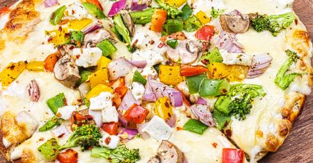 Taką pizzę można jeść na diecie. Jest lekka i napakowana białkiem