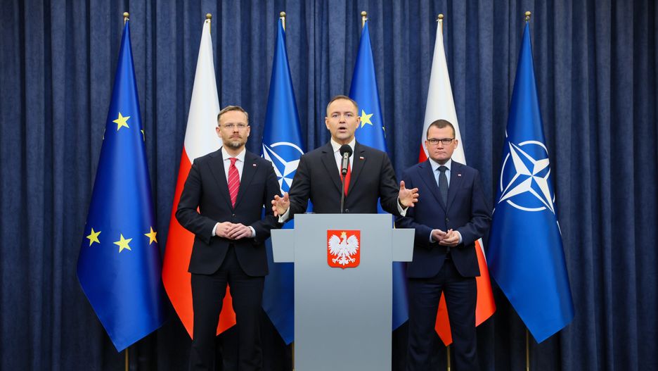 Warszawa, 25.08.2025. Prezydent RP Karol Nawrocki (C), szef gabinetu prezydenta Paweł Szefernaker (P) oraz szef Kancelarii Prezydenta Zbigniew Bogucki (L) podczas konferencji prasowej w Pałacu Prezydenckim w Warszawie, 25 bm. Prezydent poinformował o zawetowaniu ustawy o krajowym kodeksie skarbowym oraz o podpisaniu dwóch kolejnych nowelizacji Karty Nauczyciela. (amb) PAP/Leszek Szymański